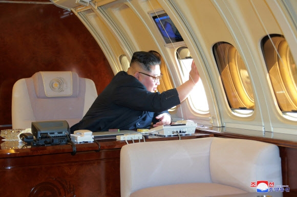 김정은 북한 국무위원장이 지난 8일 시진핑 중국 국가주석과 회담을 마진 뒤 전용기편으로 중국 다롄공항을 떠나고 있다. 연합뉴스