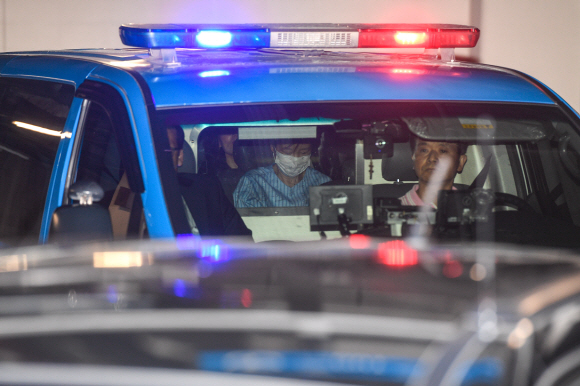 박근혜 전 대통령이 9일 서울 서초구 강남성모병원에서 진료를 마친 뒤 호송차로 이동하고 있다. <br>박지환 기자 popocar@seoul.co.kr