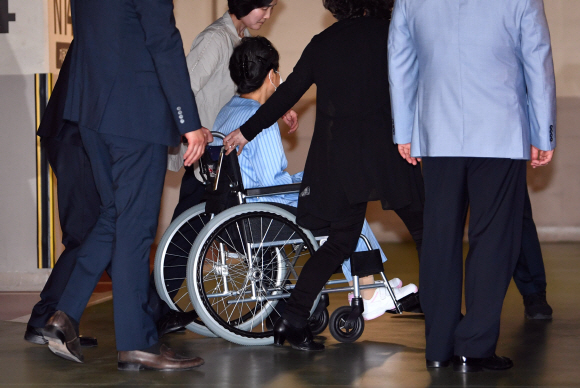 9일 병원진료를 마친 박근혜 전 대통령이 서울 강남성모병원을 떠나고 있다. <br>박지환 기자 popocar@seoul.co.kr