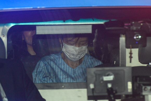 박근혜 전 대통령이 9일 서울 서초구 강남성모병원에서 진료를 마친 뒤 호송차로 이동하고 있다. <br>박지환 기자 popocar@seoul.co.kr