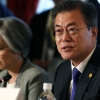 [포토] 강경화 외교부 장관과 나란히 착석한 문재인 대통령