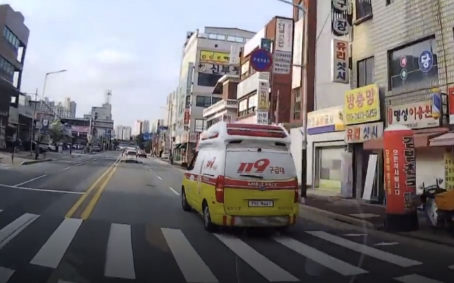 충남 천안시 동남구 중앙로 일대를 휘젓고 달리는 구급차. 유튜브 영상 캡처.