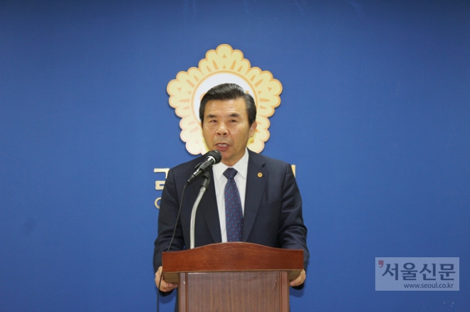 김영환 김포시 전국향우회연대 의장이 6월 지방선거에 대해 성명서를 발표하고 있다.