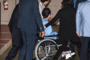 ‘재판 보이콧’ 박 前대통령, 6개월 만에 외진