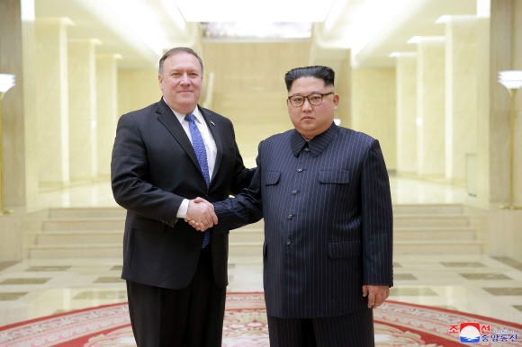 조선중앙통신은 북한 김정은 국무위원장이 마이크 폼페이오 미국 국무장관을 접견했다고 10일 보도했다. 2018.5.10 연합뉴스
