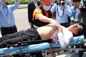 ‘김성태 윗옷 올리기’ 논란에 자유한국당 “악의적 보도” 반발