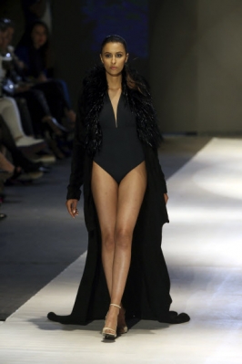 모델이 9일(현지시간) 튀니지 튀니스에서 열린 패션 위크에서 프랑스 디자이너 RKF Luxury Linen의 작품을 선보이고 있다. EPA 연합뉴스