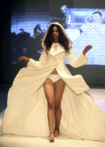 모델이 9일(현지시간) 튀니지 튀니스에서 열린 패션 위크에서 프랑스 디자이너 RKF Luxury Linen의 작품을 선보이고 있다. EPA 연합뉴스
