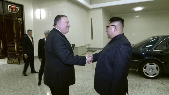 북한 조선중앙TV가 10일 공개한 김정은 국무위원장과 마이크 폼페이오 미국 국무장관의 작별 모습.연합뉴스