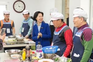 [현장 행정] 앞치마 두른 ‘할배 셰프’ 인생 2막 ‘맛있는 반란’