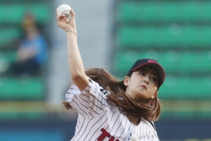 윤보미 시구, 허구연 해설위원 “여성 중 1등” 녹슬지 않은 실력