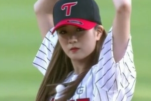 윤보미 시구, 완벽한 투구폼+카리스마 눈빛 ‘엄지 척’