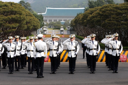 [서울포토] 청와대 경비대 근무 교대식 첫 일반 공개