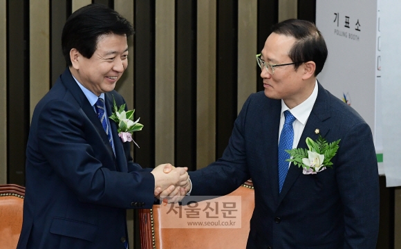 11일 국회에서 더불어민주당 신임 원내대표에 선출된 홍영표 의원이 노웅래 후보의 축하를 받고 있다.  2018.5.11.     이종원 선임기자 jongwon@seoul.co.kr