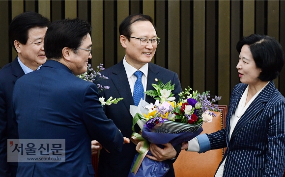 11일 국회에서 열린 더불어민주당 의원총회에서 더불어민주당 신임 원내대표에 선출된 홍영표 의원이 추미애 대표 등 동료 의원들에게 축하받고 있다.  2018.5.11.     이종원 선임기자 jongwon@seoul.co.kr