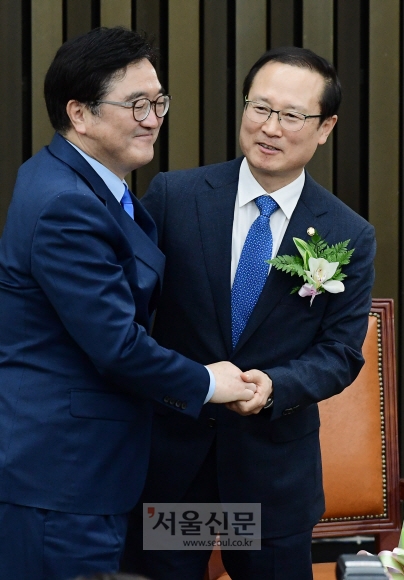 11일 국회에서 더불어민주당 신임 원내대표에 선출된 홍영표 의원이 우원식 전 원내대표에게 축하를 받고 있다.  2018.5.11.     이종원 선임기자 jongwon@seoul.co.kr