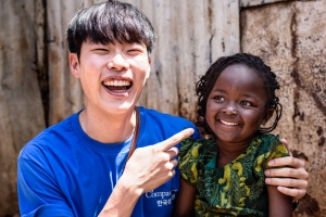 케냐 어린이들 만난 류준열 “사랑 주러 갔다가 더 받고 왔어요”