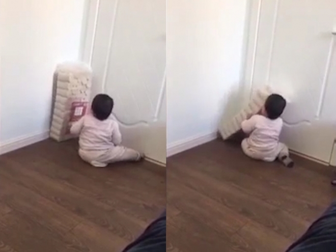 쓰러지는 화장지를 벽에 고정시키려는 두 살 아이 모습(유튜브 영상 캡처)