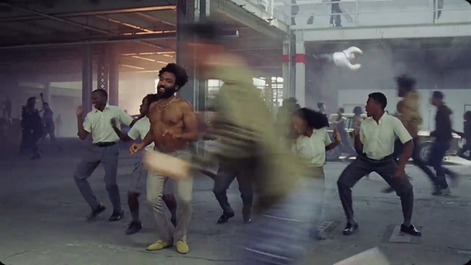 흥겨운 춤판 뒤로 투신하는 누군가