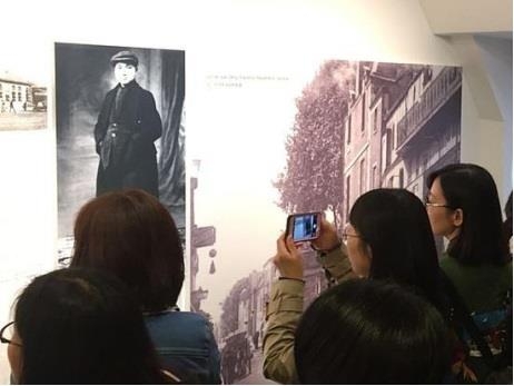 중국 홍색관광단이 프랑스의 소도시 몽타르지를 찾아 덩샤오핑의 유학 시절 사진을 관람하고 있다. 신화통신