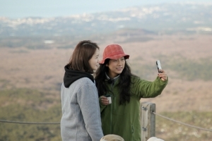 ‘효리네 민박2’ 마지막 영업..이효리-윤아, 손님들과 한라산 등반