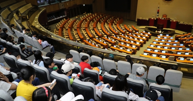 국회 공전 사태가 계속되고 있는 9일 국회 본청을 견학 중인 학생들이 텅 빈 본회의장을 바라보고 있다. 2018.5.9 연합뉴스