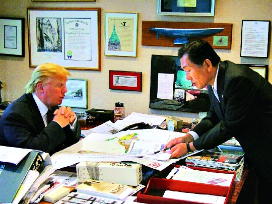 도널드 트럼프(왼쪽) 미국 대통령이 부동산 사업가였던 2008년 9월 미국 뉴욕 맨해튼 트럼프타워 집무실에서 당시 인천시장이었던 안상수 자유한국당 의원을 만나 송도, 영종도 등 인천 투자에 대한 설명을 듣고 있다. 안상수 의원실 제공