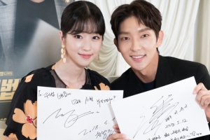 ‘무법변호사’ 이준기-서예지, 본방사수 자필 인증샷 ‘글씨체 눈길’