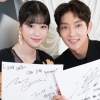 ‘무법변호사’ 이준기-서예지, 본방사수 자필 인증샷 ‘글씨체 눈길’
