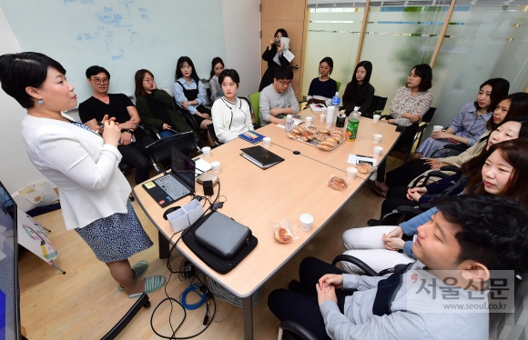 지난 3일 서울 마포구 서교동 ‘비엠엠코리아’(BMM Korea)에서 열린 ‘2018 관광 종사자 대상 찾아가는 환대교육’에 참여한 직원들이 강연을 듣고 있다. 정연호 기자 tpgod@seoul.co.kr