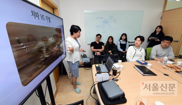 지난 3일 서울 마포구 서교동 ‘비엠엠코리아’(BMM Korea)에서 열린 ‘2018 관광 종사자 대상 찾아가는 환대교육’에 참여한 직원들이 강연을 듣고 있다. 정연호 기자 tpgod@seoul.co.kr