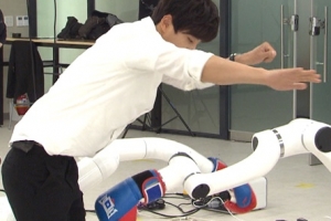 ‘1박2일’ 윤시윤, 로봇 손 공격에 CG 뺨치는 ‘만찢 유연성’ 발휘