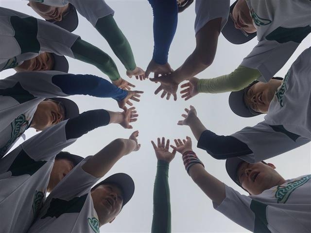 경기 전 선수들이 하이파이브를 하는 모습.  런위피플 제공