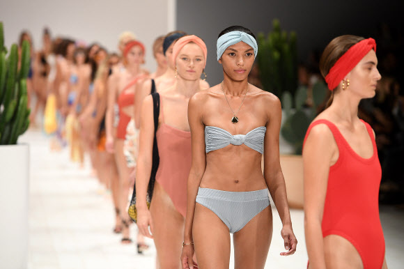 모델들이 14일(현지시간) 호주 시드니에서 열린 ‘패션 위크’ 중 수영복 쇼에서 여러 디자이너들의 작품을 선보이고 있다. EPA 연합뉴스