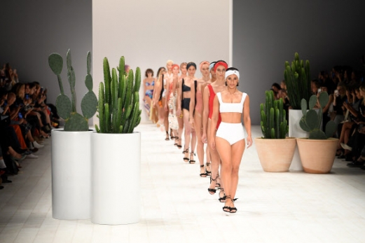 모델들이 14일(현지시간) 호주 시드니에서 열린 ‘패션 위크’ 중 수영복 쇼에서 여러 디자이너들의 작품을 선보이고 있다. EPA 연합뉴스