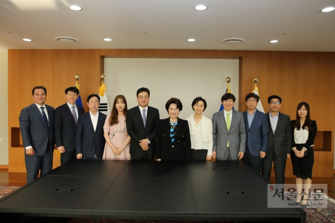 가천대는 엠로와 지난 8일 이길여(왼쪽에서 6번째) 총장 등 관계자들이 참석한 가운데 가천관 중회의실에서 채용연계형 소프트웨어 교육과정 운영 양해각서를 체결하고 기념사진을 촬영하고 있다. (가천대 제공) 