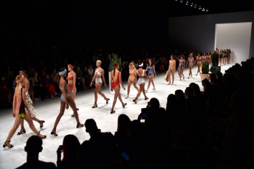 모델들이 14일(현지시간) 호주 시드니에서 열린 ‘패션 위크’ 중 수영복 쇼에서 여러 디자이너들의 작품을 선보이고 있다. AFP 연합뉴스