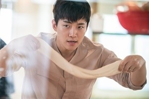‘기름진 멜로’ 이준호, 동네중국집 첫 출근 ‘뒷목 잡게하는 조폭들’