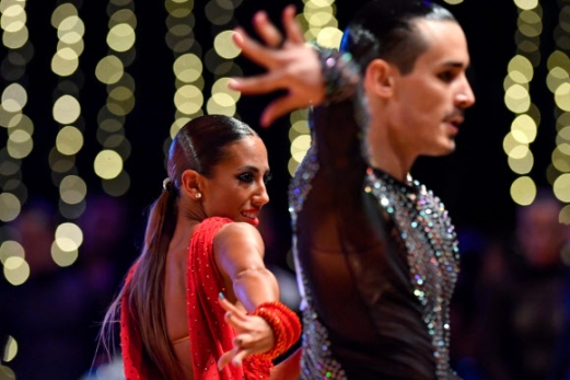 13일(현지시간) 헝가리 데브레첸에서 열린 월드 댄스 스포츠 페더레이션(the World Dance Sport Federation: WDSP) ‘국제 오픈 라틴 댄스 대회(International Open Latin Dance Competition)’에 참가한 이탈리아 선수들이 멋진 경연을 펼치고 있다. EPA 연합뉴스
