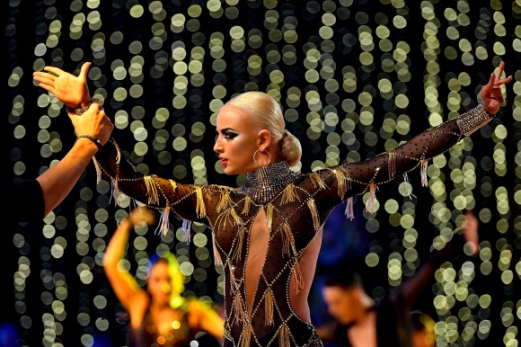 13일(현지시간) 헝가리 데브레첸에서 열린 월드 댄스 스포츠 페더레이션(the World Dance Sport Federation: WDSP) ‘국제 오픈 라틴 댄스 대회(International Open Latin Dance Competition)’에 참가한 이스라엘 선수들이 멋진 경연을 펼치고 있다. EPA 연합뉴스