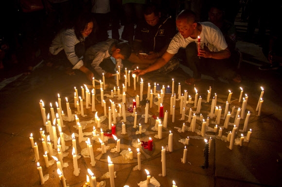 인도네시아 폭탄테러 희생자 추모…수라바야 인근서 하루 만에 또 일가족 자폭테러