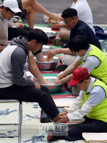 스승의 마음 담아… ‘제자사랑 세족식’