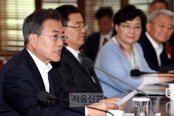 문재인 대통령이 14일 청와대 여민관에서 열린 수석·보좌관 회의에서 모두발언을 하고 있다. 안주영 기자 jya@seoul.co.kr