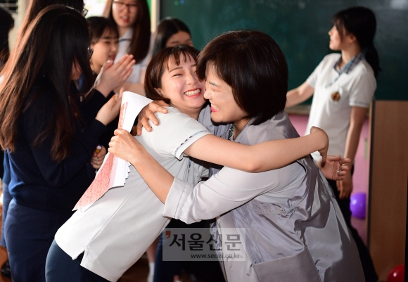 스승의 날인 15일 서울 동대문구 정화여자상업고등학교에서 담임선생님이 이벤트를 열어준 학생들과 포옹을 하고 있다. 2018. 5. 15  정연호 기자 tpgod@seoul.co.kr