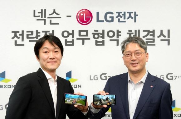 이정헌(왼쪽) 넥슨 대표와 이상규 LG전자 한국모바일그룹장.