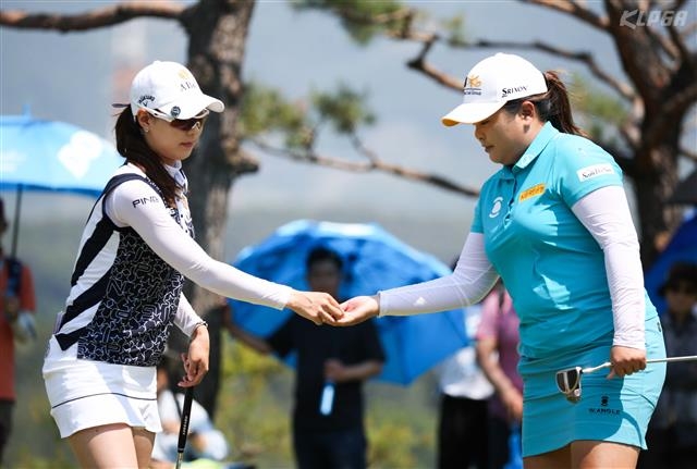지난해 두산 매치플레이 챔피언십 결승전을 치른 박인비(오른쪽)와 김자영. 준우승에 그친 박인비가 올해 ‘매치 퀸’에 오를지 골프팬들의 이목이 집중되고 있다.  한국여자프로골프 제공
