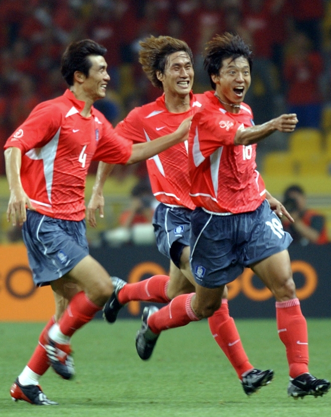 황선홍(오른쪽)이 2002년 한일월드컵 폴란드전에서 월드컵 첫 골을 넣은 뒤 환호하며 그라운드를 내달리고 있다. [서울신문 DB]