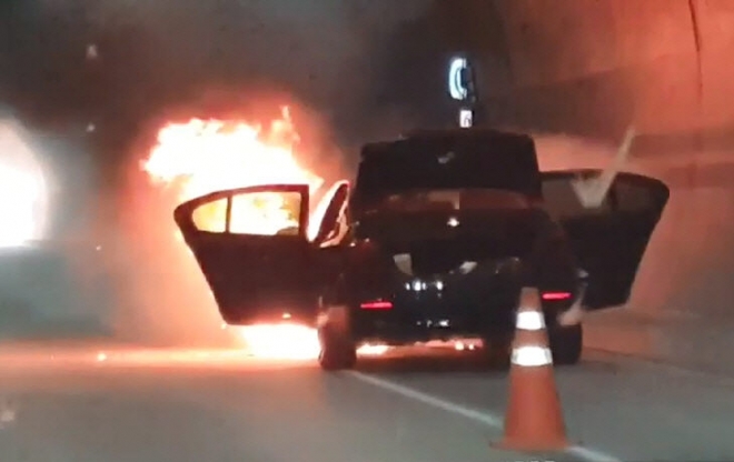 15일 오후 3시 20분쯤 경기도 광주시 곤지암읍 제2영동고속도로 서울 방향 곤지암 3터널 안에서 달리던 차량에 화재가 발생했다. 연합뉴스=독자제공.
