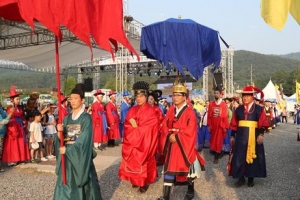 세종대왕 행차요!… 행궁밥상·약수칵테일 대령이요~