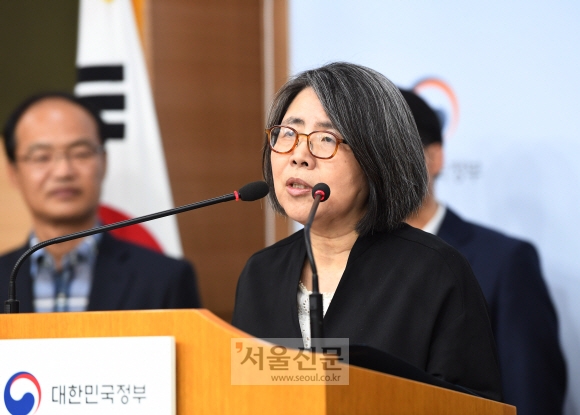 16일 서울 정부종합청사 별관에서 열린 2022 대입제도 개편 공론화위원회 2차회의 결과 브리핑에서 김영란 공론화 위원장이 발표를 하고 있다. 이호정 전문기자 hojeong@seoul.co.kr